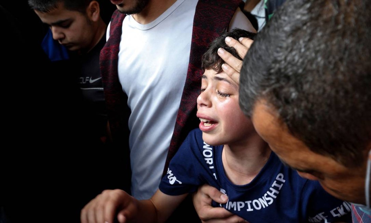 Criança palestina chora durante um funeral em Jabalia, no norte da Faixa de Gaza Foto: MOHAMMED ABED / AFP