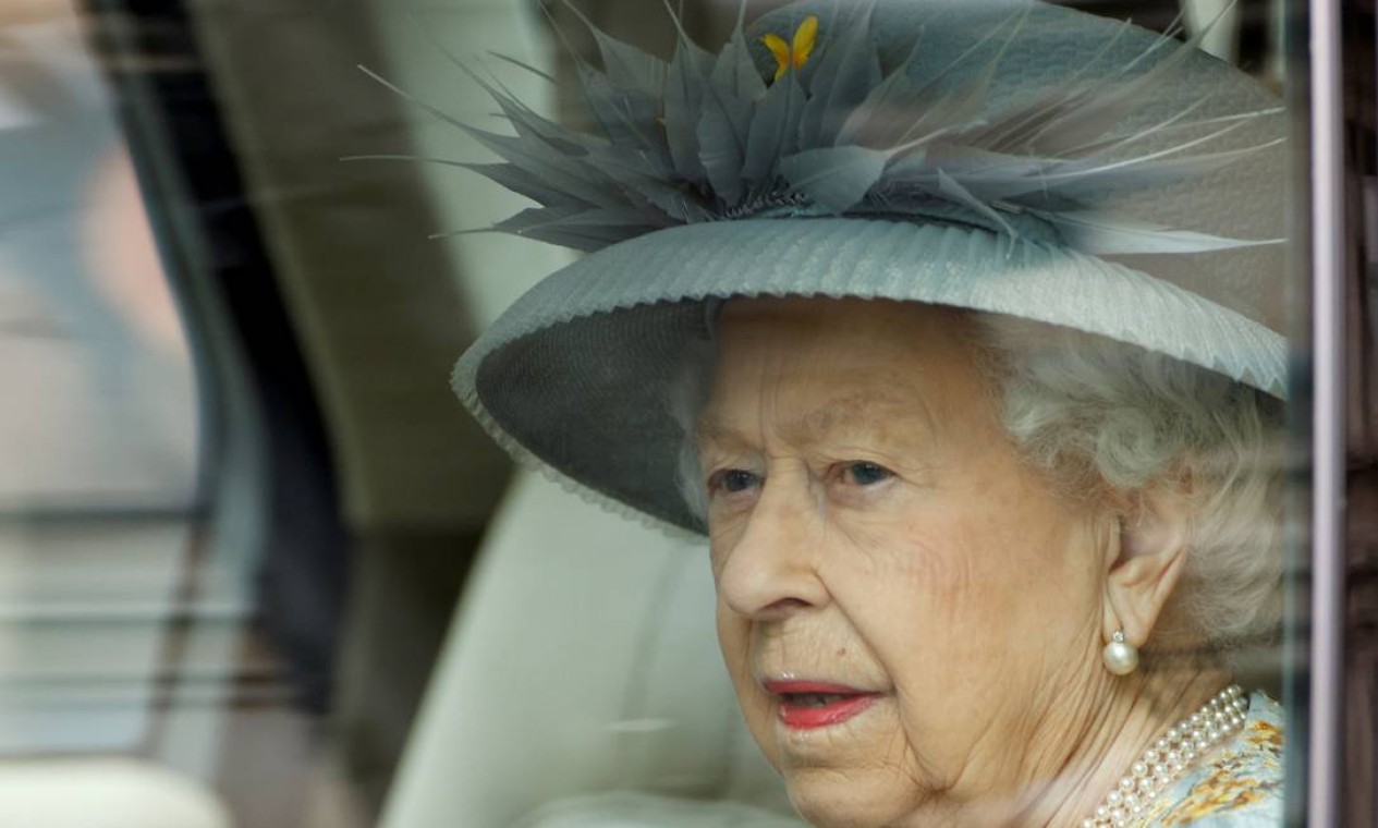 A rainha Elizabeth chega para a Abertura Estadual do Parlamento no Palácio de Westminster, onde acontece uma cerimônia reduzida devido às restrições para combater a pandemia, em Londres, Inglaterra. É a primeira aparição pública como chefe de estado desde o velório do marido, o príncipe Philip Foto: JOHN SIBLEY / REUTERS