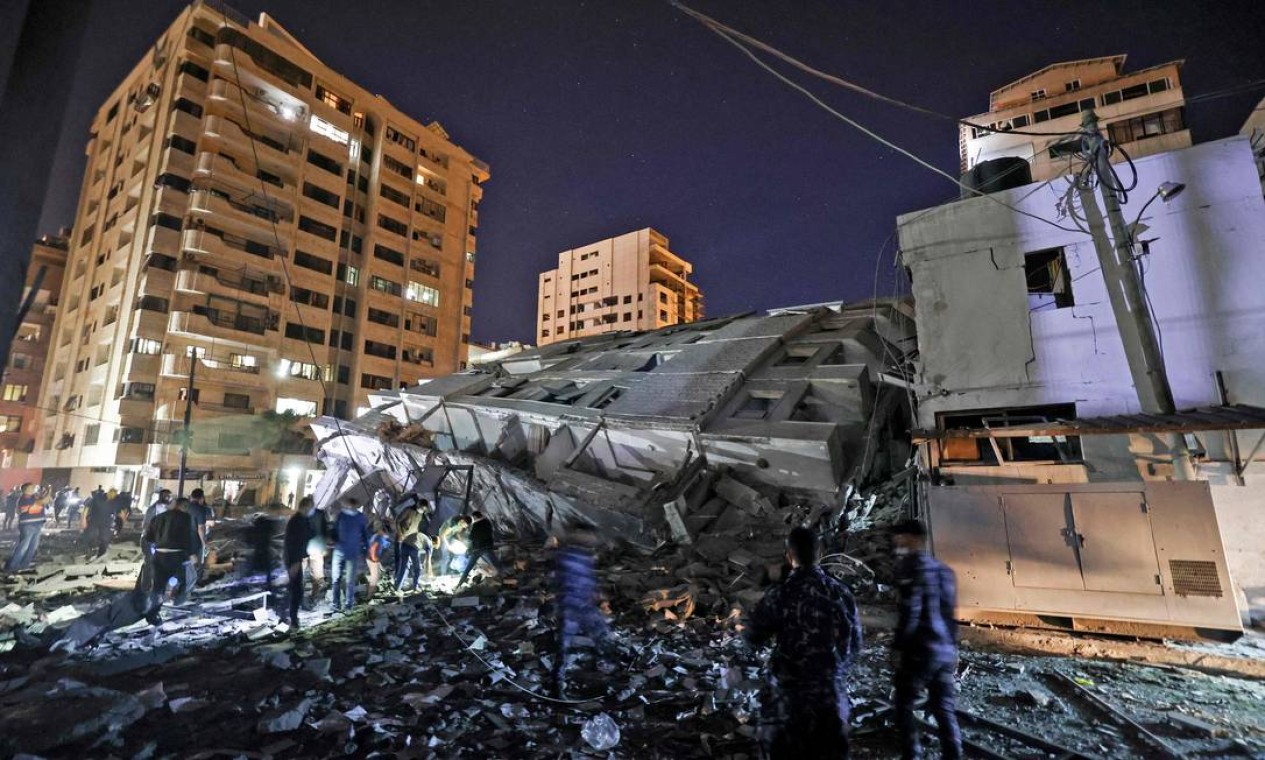 Hamas revida, com mísseis, ataque de Israel que derrubou prédio em Gaza ...