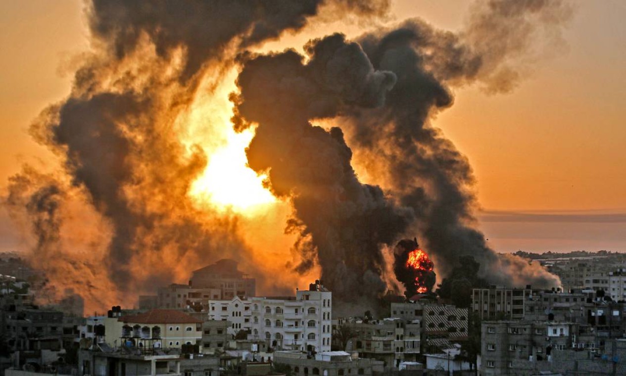 Incêndio logo ao amanhecer em Khan Yunish, após um ataque aéreo israelense contra alvos no sul da Faixa de Gaza Foto: YOUSSEF MASSOUD / AFP