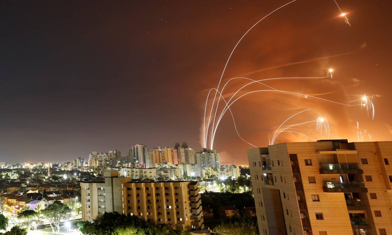 Raios de luz são vistos quando o sistema anti-míssil Iron Dome de Israel intercepta foguetes lançados da Faixa de Gaza em direção a Israel, vistos de Ashkelon, Israel em 12 de maio de 2021. REUTERS / Amir Cohen Foto: AMIR COHEN / REUTERS