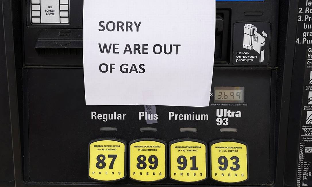 "Desculpe, estamos sem gasolina", diz o aviso em posto no estado da Virginia, nos EUA Foto: KEVIN LAMARQUE / REUTERS