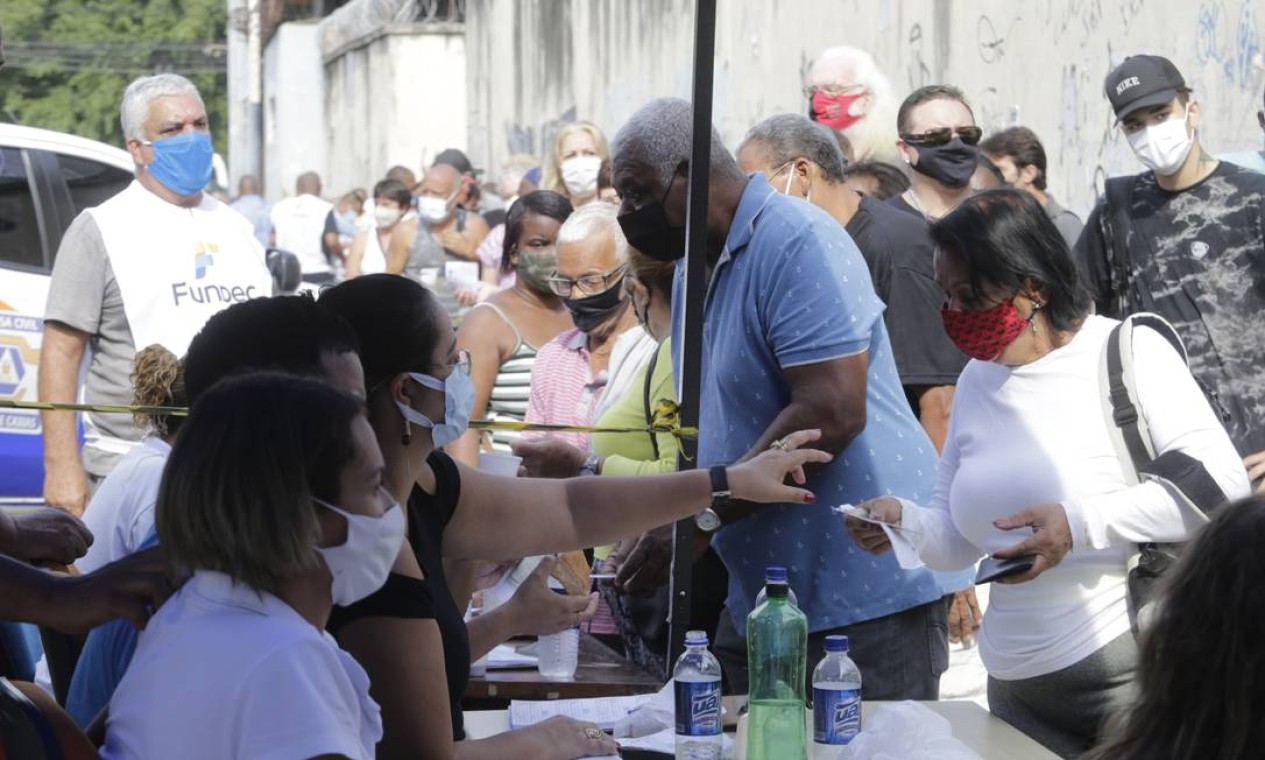 De acordo com a prefeitura, estava prevista a imunização de pessoas que receberam a primeira dose no dia 27 de março Foto: Domingos Peixoto / Agência O Globo