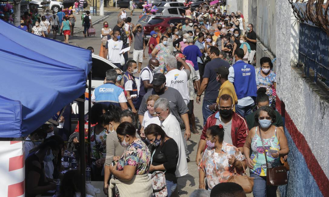 Sem qualquer organização de fila, pessoas se aglomeram em calçada para receber a segunda dose de CoronaVac em Caxias 12-05-2021 Foto: Domingos Peixoto / Agência O Globo
