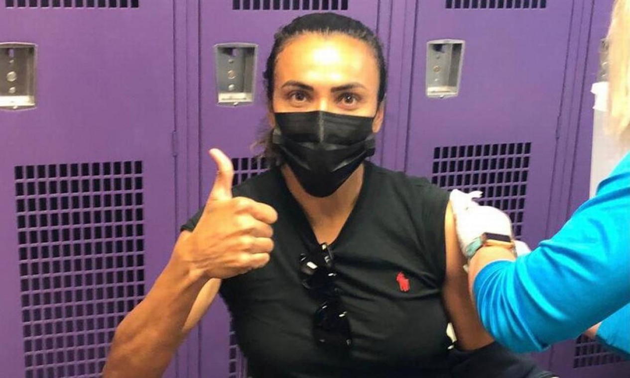 A jogadora Marta, de 35 anos, foi vacinada em Orlando, na Flórida, dentro do centro de treinamento do Orlando Pride, clube no qual ela joga. Foto: Reprodução do Instagram