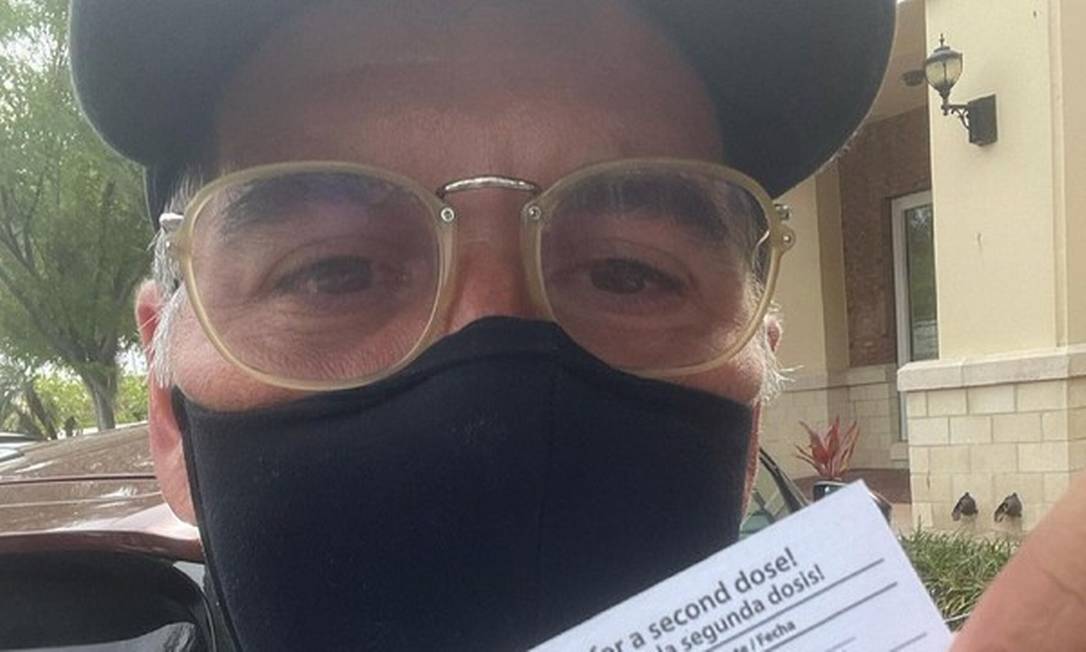 O humorista Leandro Hassum, de 47 anos, foi imunizado na Flórida e posou com a carteirinha de vacinação nas redes sociais. Foto: Reprodução do Instagram