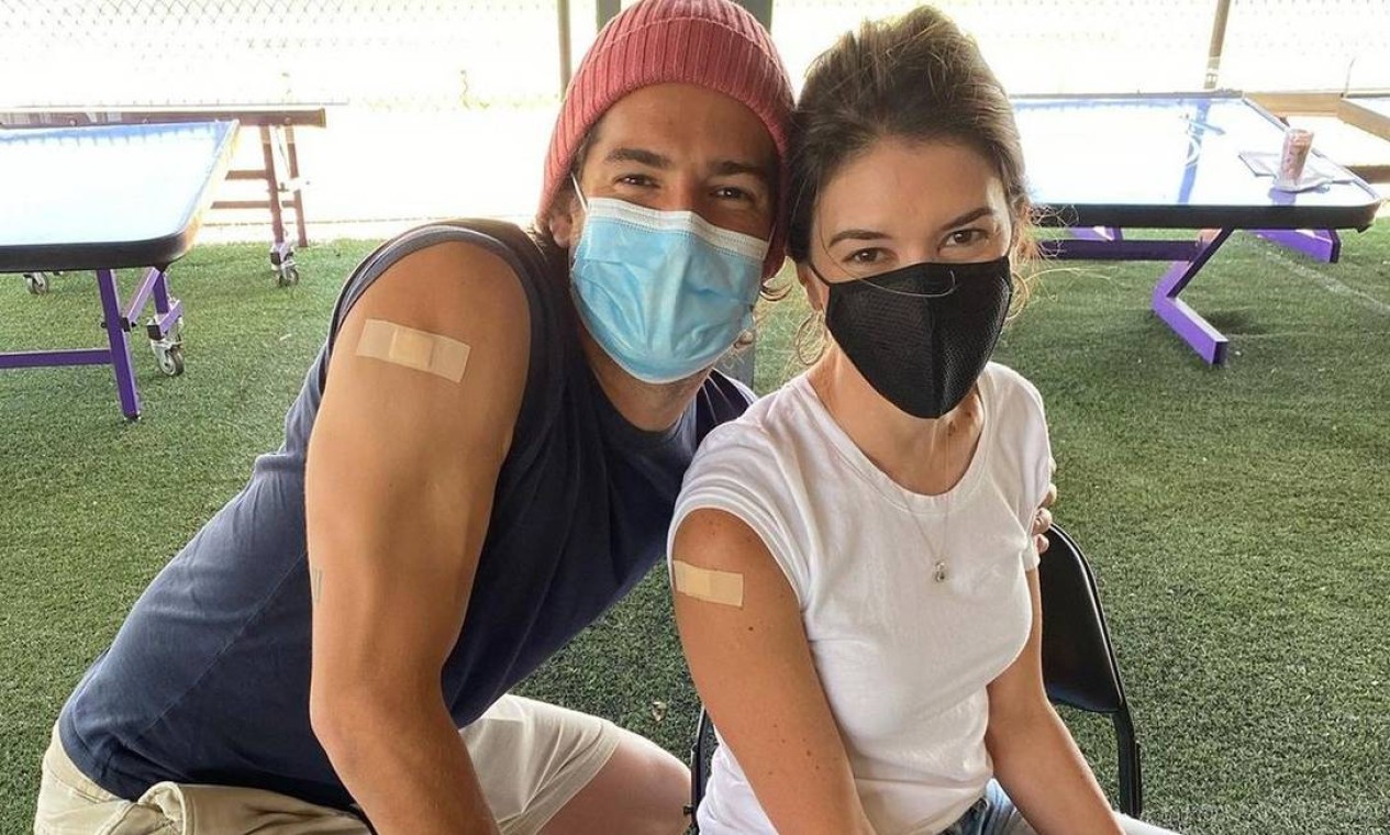 O jogador Alexandre Pato, 31, e a esposa Rebeca Abravanel, 40, posaram com os curativos recebidos após tomarem a vacina. Eles tomaram o imunizante em Orlando. Foto: Reprodução do Instagram