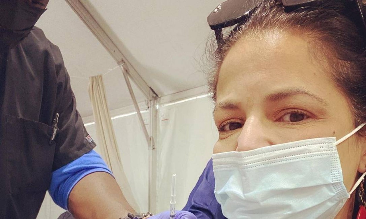 A atriz Nivea Stelmann, 47, foi vacinada em Orlando. Foto: Reprodução do Instagram