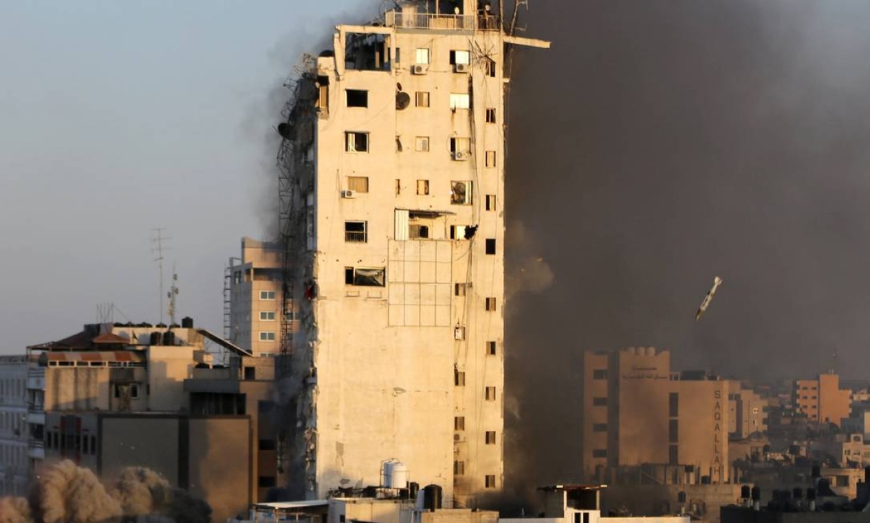 Fotógrafo capitura instante antes do míssel israelense atingir a base da torre Al-Sharouk, na Faixa de Gaza Foto: IBRAHEEM ABU MUSTAFA / REUTERS