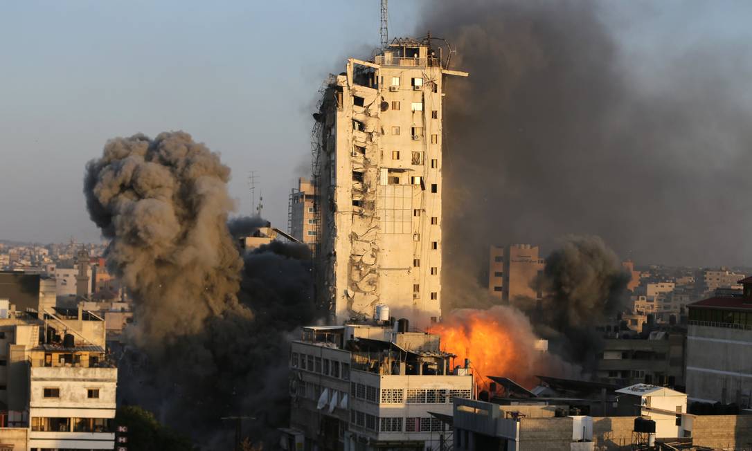 Explosões acontecem enquanto prédio começa a desabar Foto: IBRAHEEM ABU MUSTAFA / REUTERS