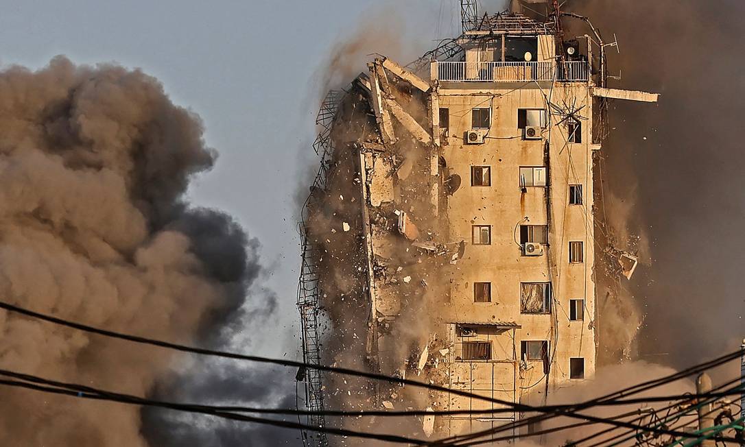 Momento em que o prédio começa a ser implodido Foto: MAHMUD HAMS / AFP