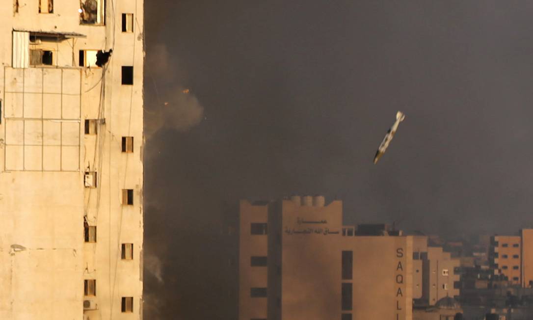 A imagem aproximada dá ideia da dimensão do explosivo lançado por Israel Foto: IBRAHEEM ABU MUSTAFA / REUTERS