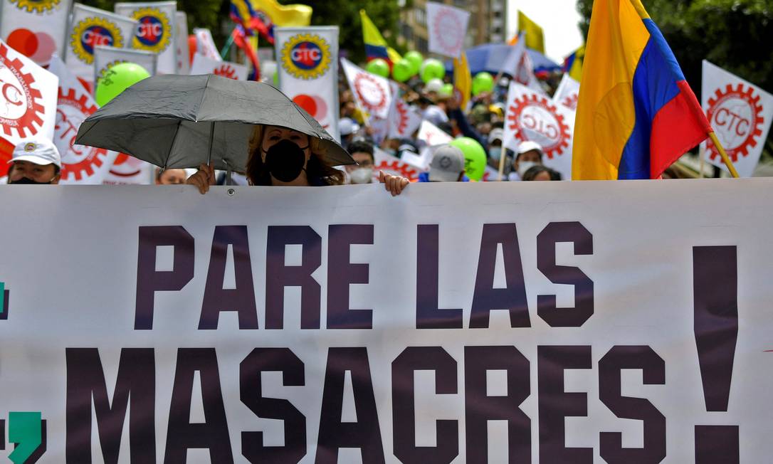 Manifestantes pedem 'fim dos massacres' em novo protesto contra o governo em Bogotá Foto: RAUL ARBOLEDA / AFP