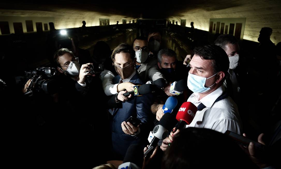 Flávio Bolsonaro fala com repórteres depois de interromper a sessão da CPI para reclamar dos pares sobre o pedido de prisão de Wajngarten por ele ter mentido à CPI Foto: Pablo Jacob / Agência O Globo - 12/05/2021