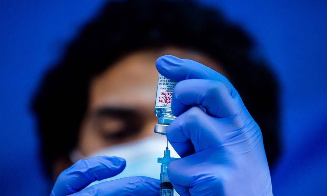 Vacina da Moderna sendo aplicada nos EUA: Apu GOMES / AFP) Foto: APU GOMES / Apu GOMES/AFP