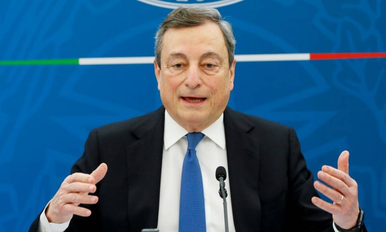 O primeiro-ministro da Itália, Mario Draghi, assim como Angela Merkel tomou a primeira dose da AstraZeneca e a segunda da Moderna Foto: REMO CASILLI / REUTERS