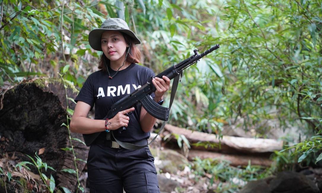 Ex-miss Htar Htet Htet, de 32 anos, posa com fuzil depois de ter se aliado a grupos armados no combate contra a junta militar que reprime Mianmar desde 1º de fevereiro Foto: Reprodução/Twitter / Reprodução/Twitter