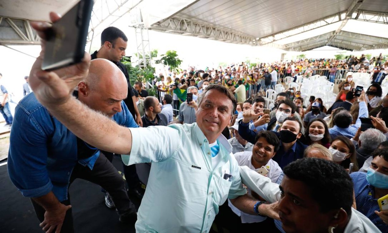 Sem máscacara, Bolsonaro faz selfie usando celular de apoiador diante de aglomeração Foto: Alan Santos / PR