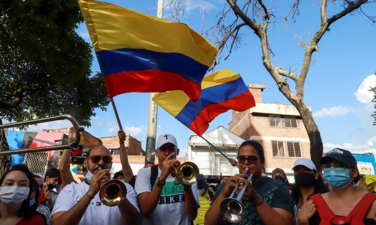 Músicos participam de protestos antigovernamentais, em Cali, Colômbia Foto: STRINGER / REUTERS
