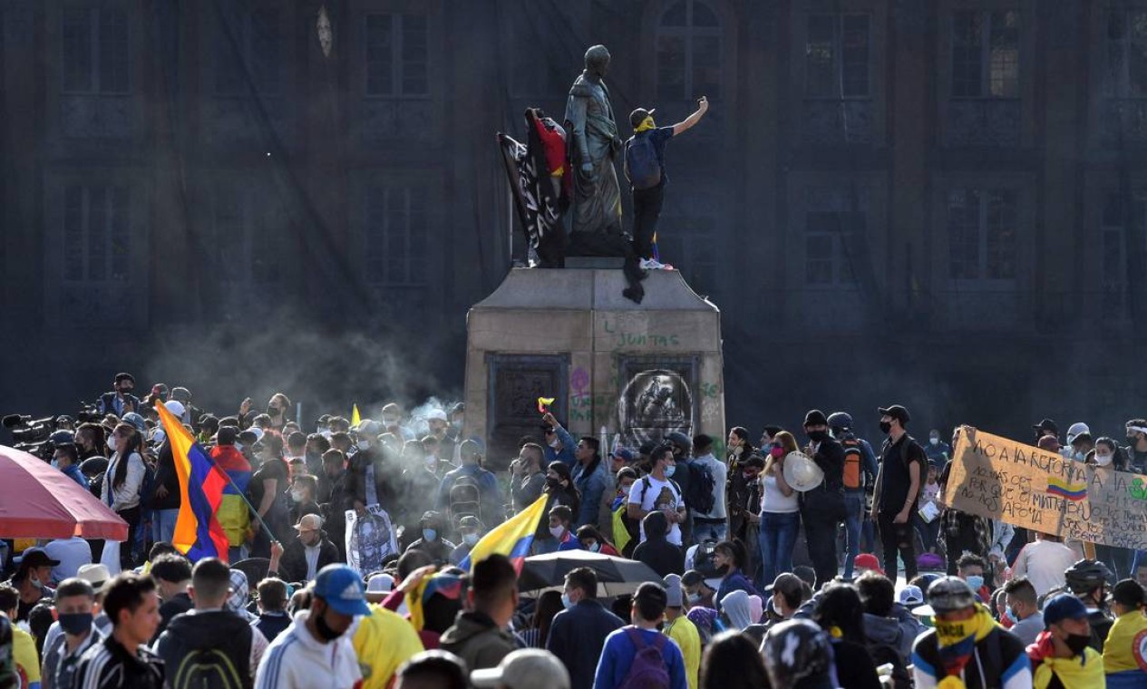 Pessoas protestam contra o governo do presidente colombiano Iván Duque, na praça Bolívar, em Bogotá Foto: JUAN BARRETO / AFP - 12/05/2021