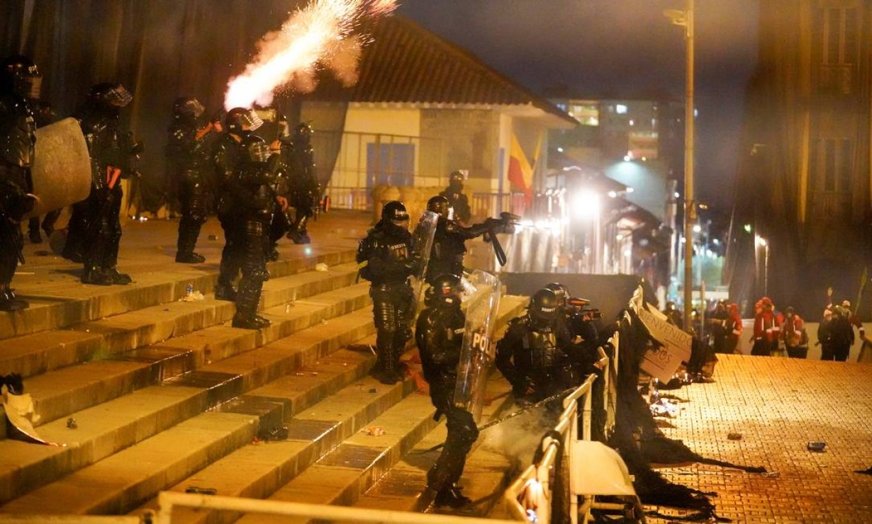 Polícia confronta manifestantes em Bogotá. Governo enfrenta fortes críticas e condenações pela repressão aos protestos que pressionam o presidente Iván Duque Foto: STRINGER / REUTERS - 12/05/2021