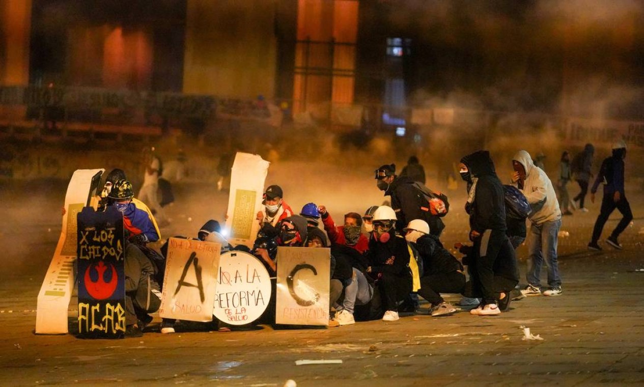 Manifestantes em confronto com a polícia durante protestos contra o governo de Iván Duque Foto: STRINGER / REUTERS - 12/05/2021