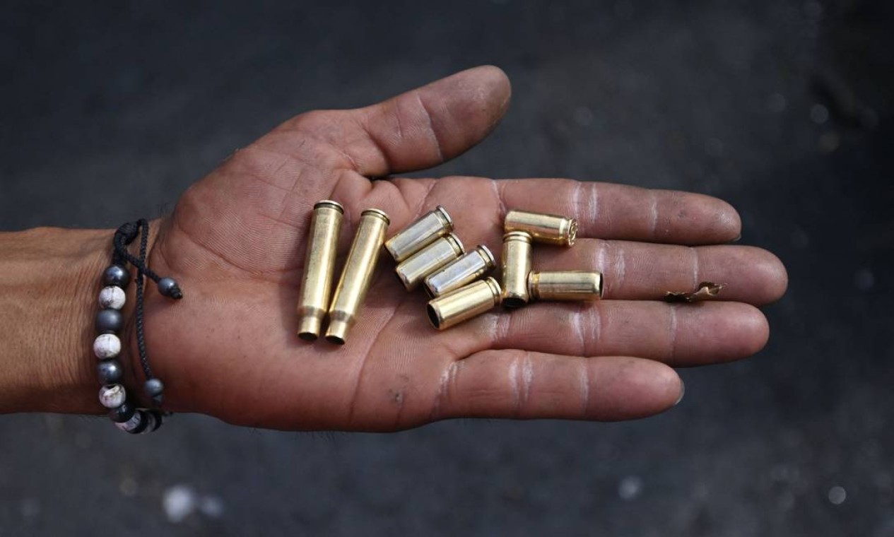 Um manifestante segura cartuchos de bala durante um novo protesto contra o governo, em Cali Foto: LUIS ROBAYO / AFP - 11/05/2021