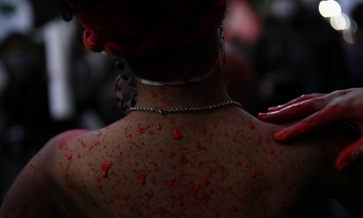 Jovem exibe copro coberto de tinta vermelha enquanto participa de protesto contra o racismo e contra a operação policial ocorrida no Jacarezinho, que deixou 28 mortos Foto: AMANDA PEROBELLI / REUTERS