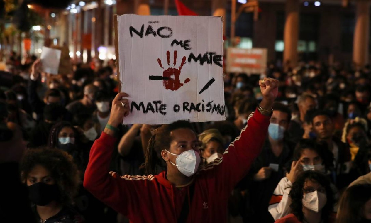 "Não me mate, mate o racismo", diz um cartaz erqguido por manifestante durante ato pelo 13 de Maio no Rio de Janeiro Foto: RICARDO MORAES / REUTERS