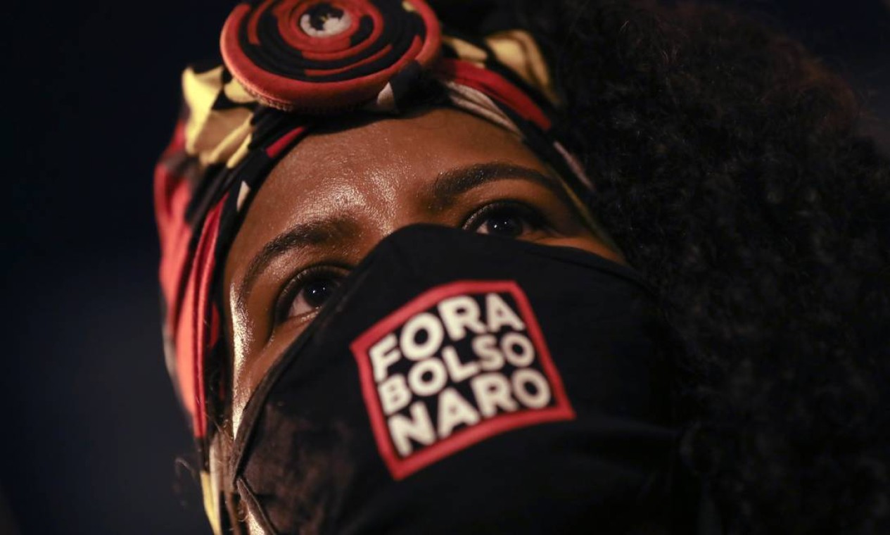 Ativista do movimento negro usando uma máscara com a frase ''Fora, Bolsonaro'' durante ato pelos 133 anos da abolição da escravatura Foto: RICARDO MORAES / REUTERS