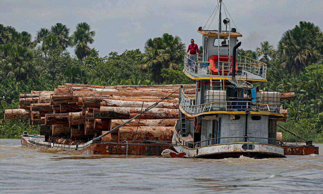 Em imagem de setembro de 2020, embarcação transporta madeira extraída pelo rio Murutipucu River no município de Igarapé-Miri, no Pará Foto: TARSO SARRAF / AFP