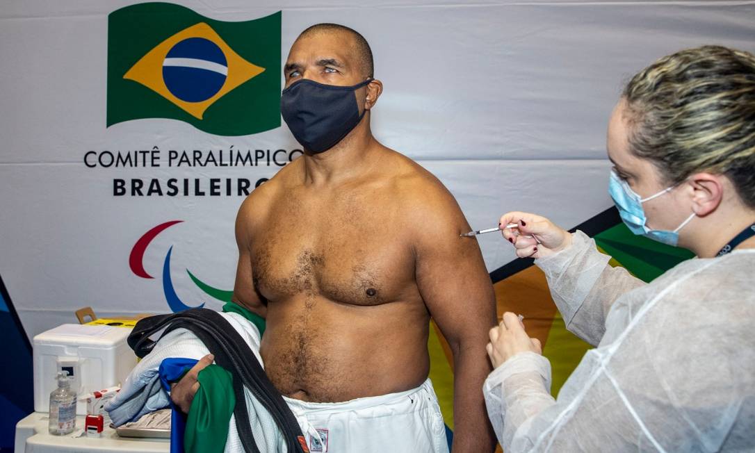 O atleta paralímpico Antonio Tenório recebeu a 1ª dose da vacina Foto: Alê Cabral/CPB