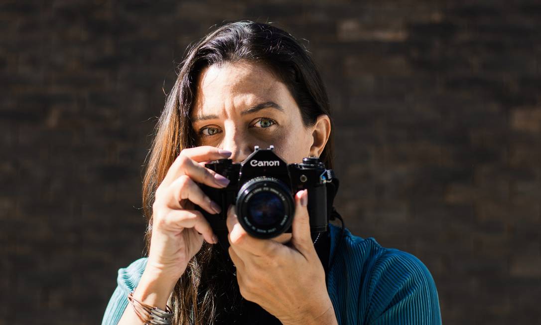 De lentes bem abertas: fotógrafa Tatynne Lauria lança livro sobre ocupação em Santa Cruz que pegou fogo Foto: Divulgação/Cynthia Salles 