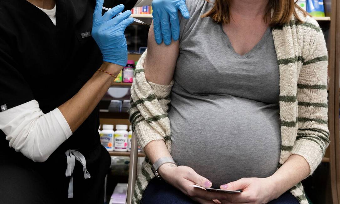 Gestante recebe vacina contra a Covid-19 Foto: Hannah Beier/Reuters/ via NYT