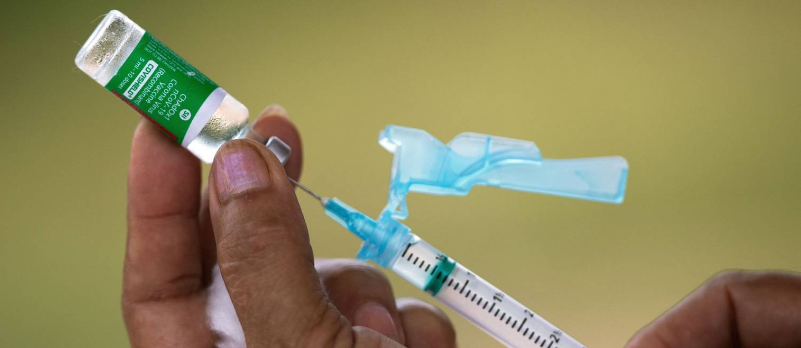 Enfermeira prepara dose da vacina da AstraZeneca contra a Covid Foto: MICHAEL DANTAS / AFP