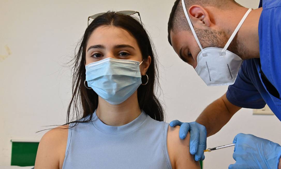 Mulher sendo vacinada contra a Covid-19 com o imunizante da Pfizer/BioNTech no sul da Itália, na Ilha Pelagie de Lampedusa, em 15 de maio de 2021 Foto: ALBERTO PIZZOLI / AFP
