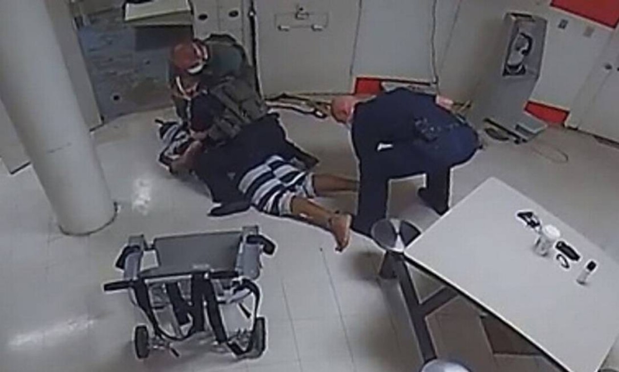 Vídeo de homem negro morto em prisão após policiais usarem
