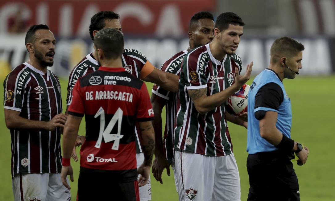 Final do Carioca foi marcada por reclamações e provocações Foto: MARCELO THEOBALD / Agência O Globo