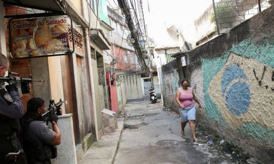 Policiais no dia da operação que deixou 28 mortos no Jacarezinho Foto: Reuters