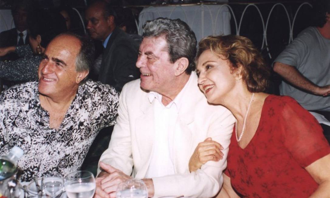 O casal com o ator e amigo Ary Fontoura, em 1999 Foto: Cristina Granato / O GLOBO