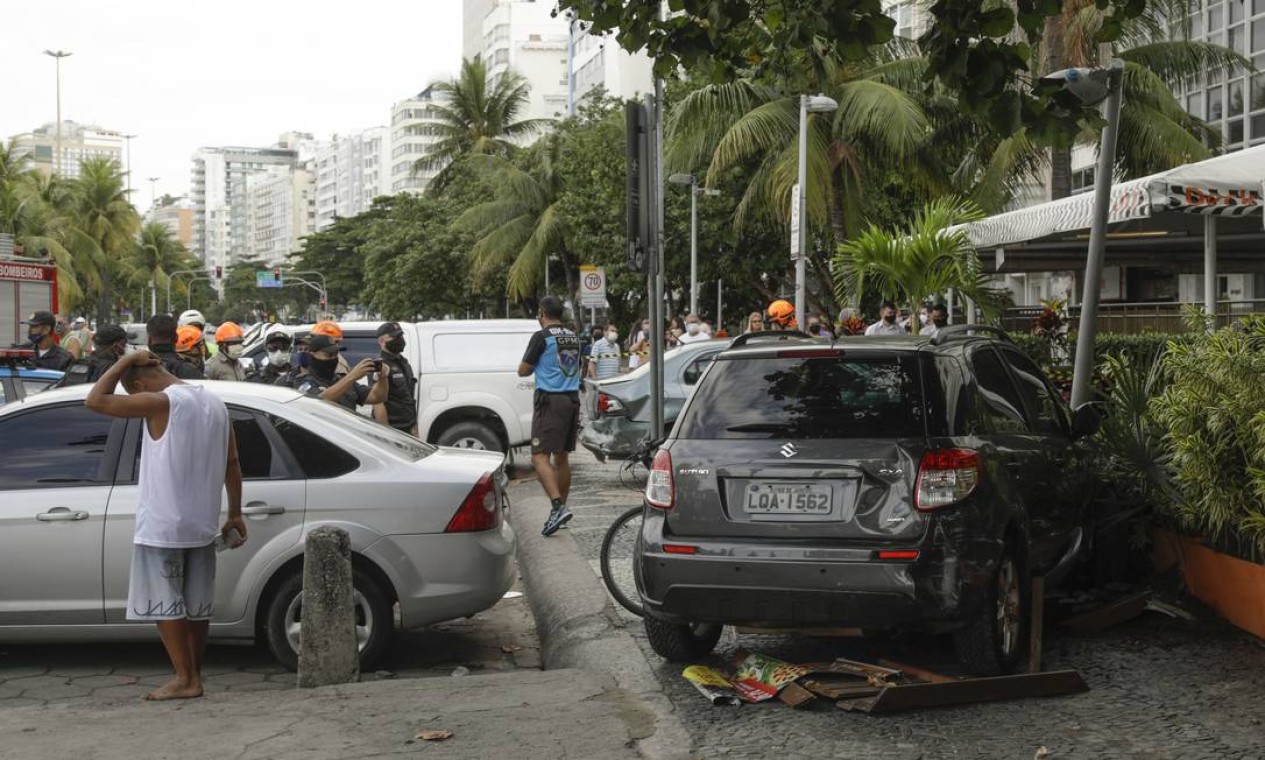 Uma faixa da Avenida Atlântica foi interditada no sentido Leme e há lentidão na via Foto: Gabriel de Paiva / Agência O Globo