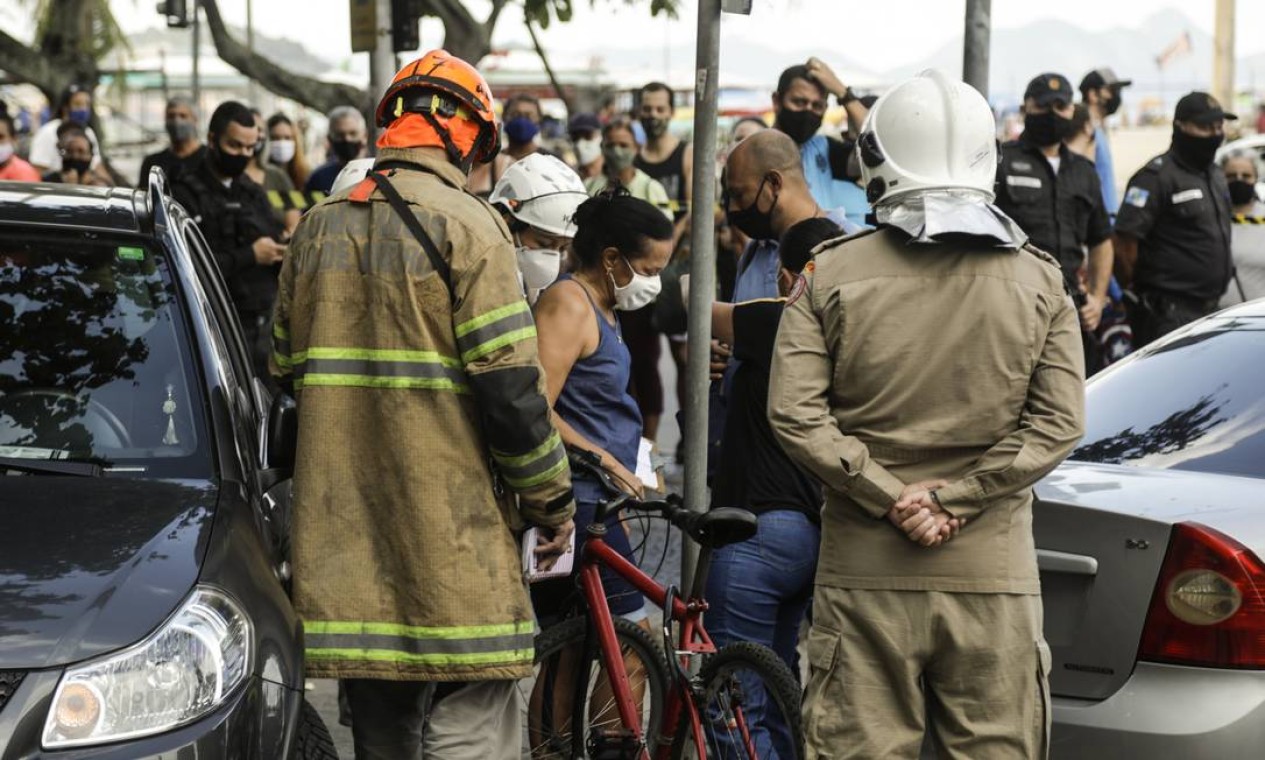 Pelo menos três pessoas foram atropeladas depois que um carro invadiu um restaurante em Copacabana, na Zona Sul do Rio Foto: Gabriel de Paiva / Agência O Globo