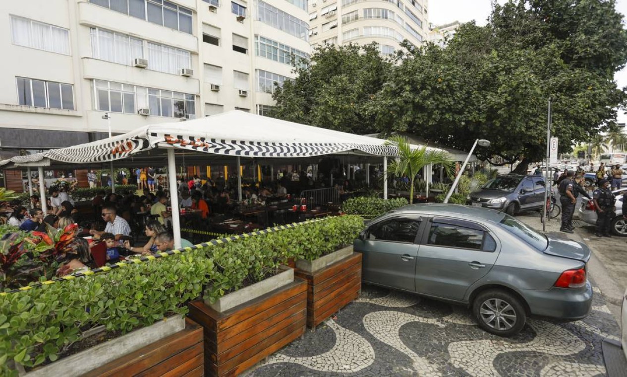 Segundo o Corpo de Bombeiros, o motorista perdeu o controle do veículo e avançou na varanda do restaurante Deck Buffet Foto: Gabriel de Paiva / Agência O Globo