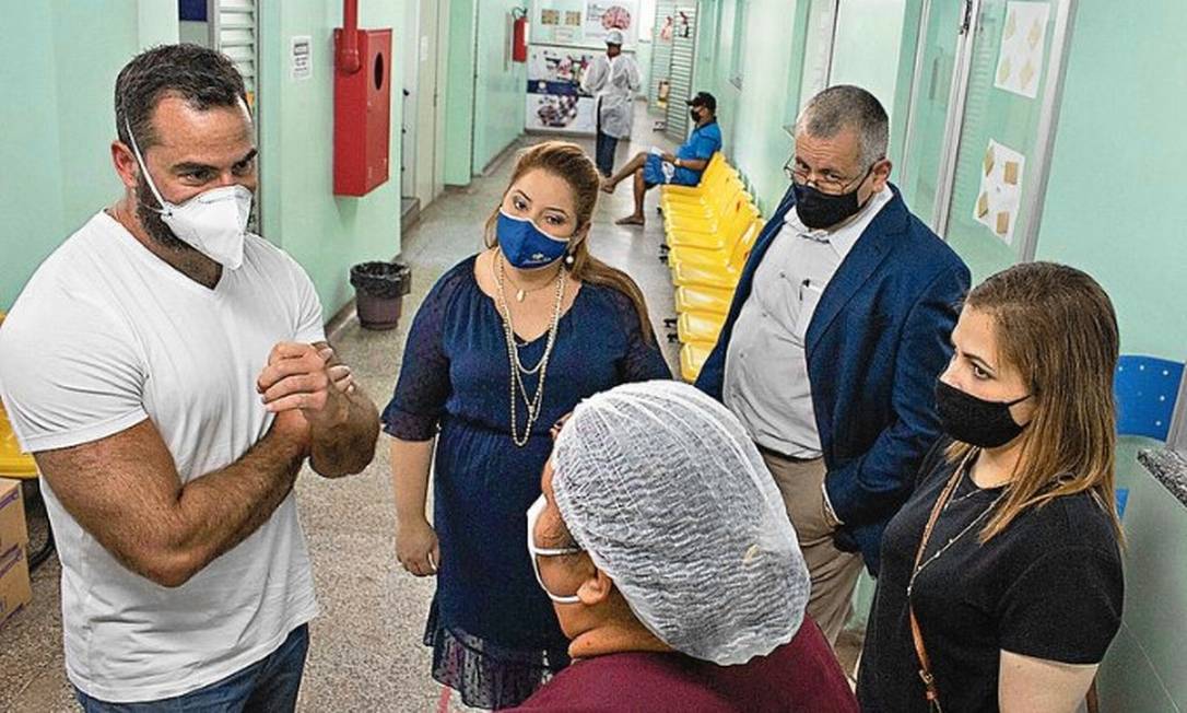 O médico Ricardo Zimerman (de branco), em Manaus, para onde foi enviado em janeiro pelo governo federal Foto: Reprodução