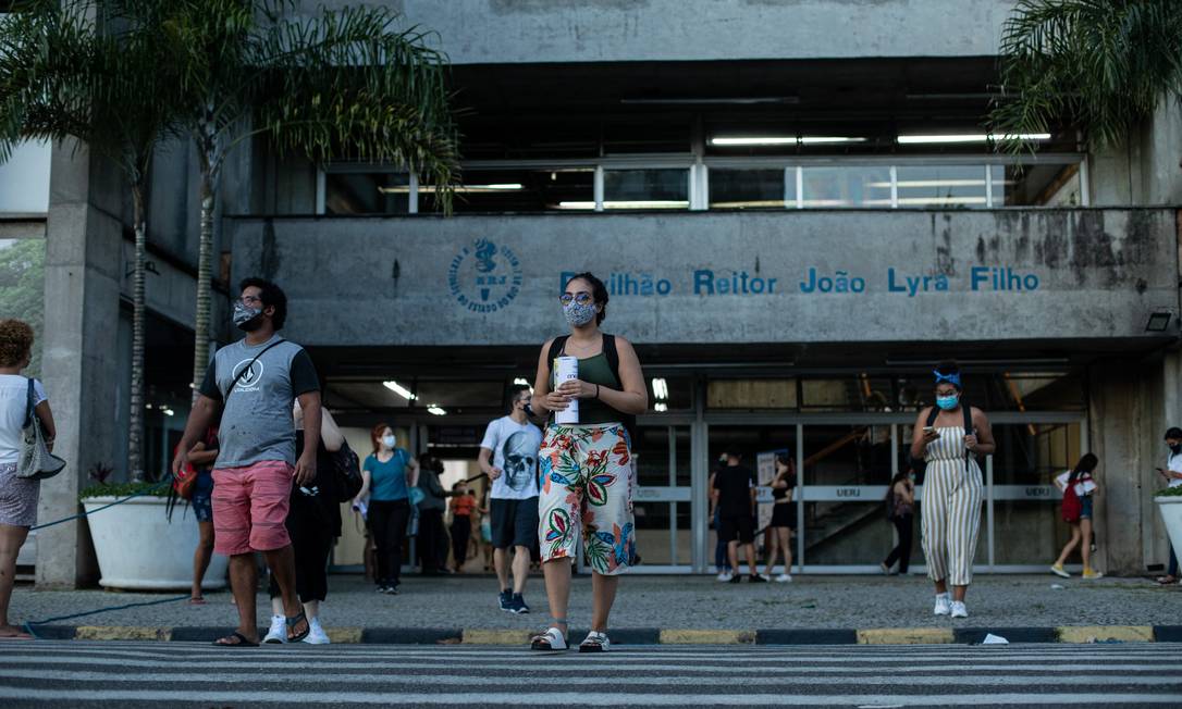 Candidatos saindo da prova do Enem na UERJ, em janeiro de 2021, durante a pandemia da Covid-19 Foto: Brenno Carvalho / Agência O Globo