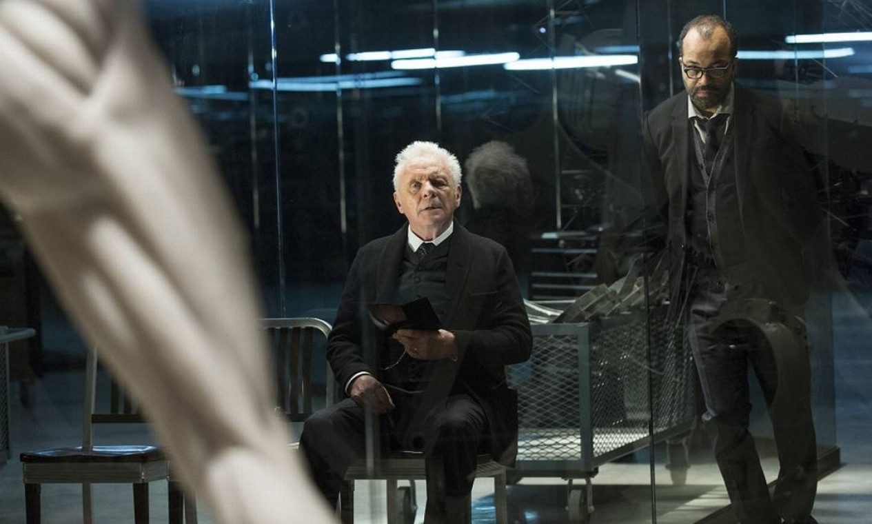 Os atores Anthony Hopkins e Jeffrey Wright na série de ficção científica Westworld, da HBO Foto: Divulgaçãp