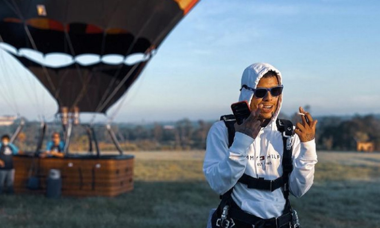 Pronto para saltar de paraquedas de um balão Foto: Reprodução / Instagram