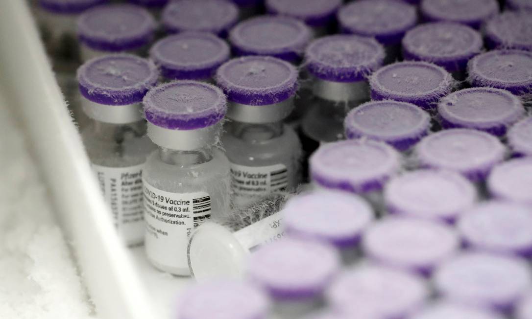 Frascos da vacina da Pfizer-BioNTech contra a Covid-19 são vistos em um freezer de temperatura ultrabaixa no hospital de Le Mans, na França, em janeiro de 2021 Foto: STEPHANE MAHE / REUTERS