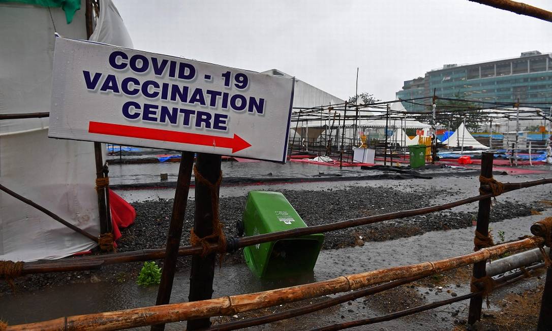 Il centro di vaccinazione Covid-19 distrutto dai venti del tifone Tauktae a Mumbai (FOTO: INDRANIL MUKHERJEE / AFP)