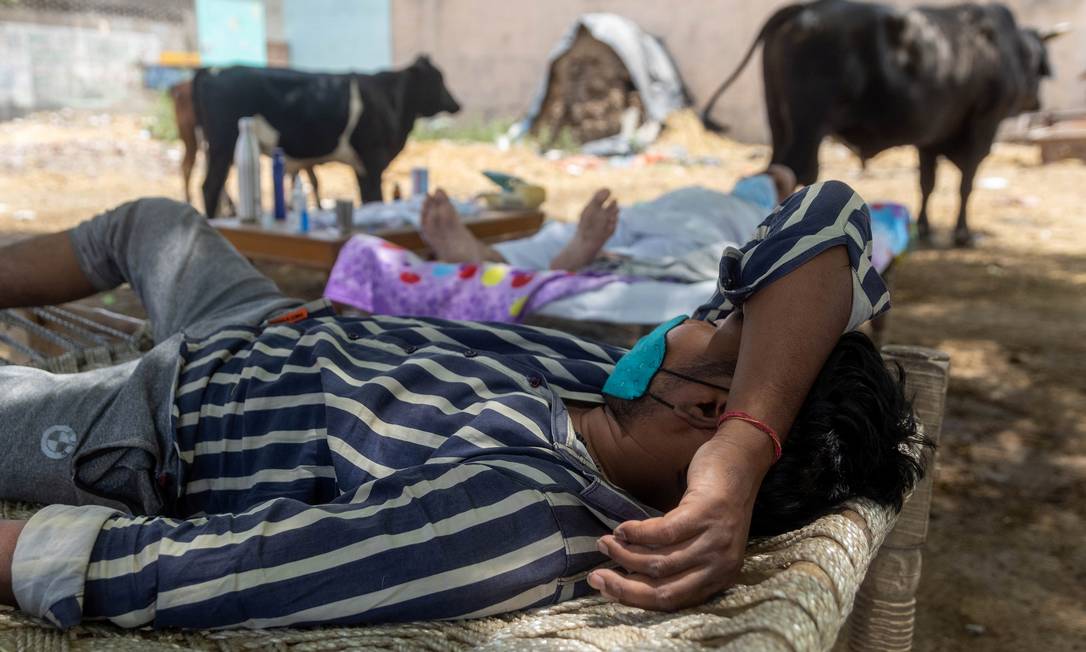 Há um hospital governamental próximo, mas este não tem leitos disponíveis, e os moradores do vilarejo dizem que não conseguem pagar clínicas particulares Foto: DANISH SIDDIQUI / REUTERS